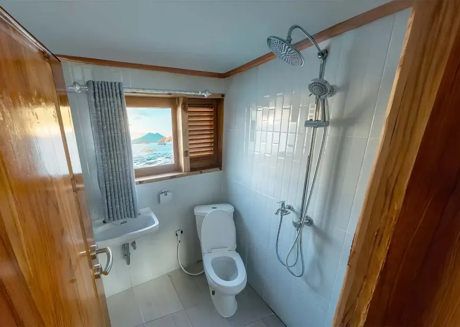 En-suite bathroom of a Deluxe Cabin on Ayvara Cruise